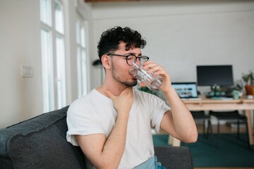 چرا احساس می‌کنید غذا در گلویتان گیر کرده است؟