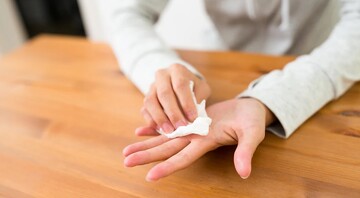 دلایل خیسی دائم دست‌ها و راهکارهای پیشنهادی