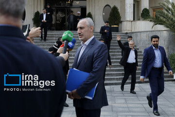 اعضای هیئت دولت در جمع خبرنگاران