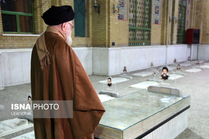 حضور رهبر انقلاب اسلامی در مرقد بنیانگذار جمهوری اسلامی ایران و مزار شهدا