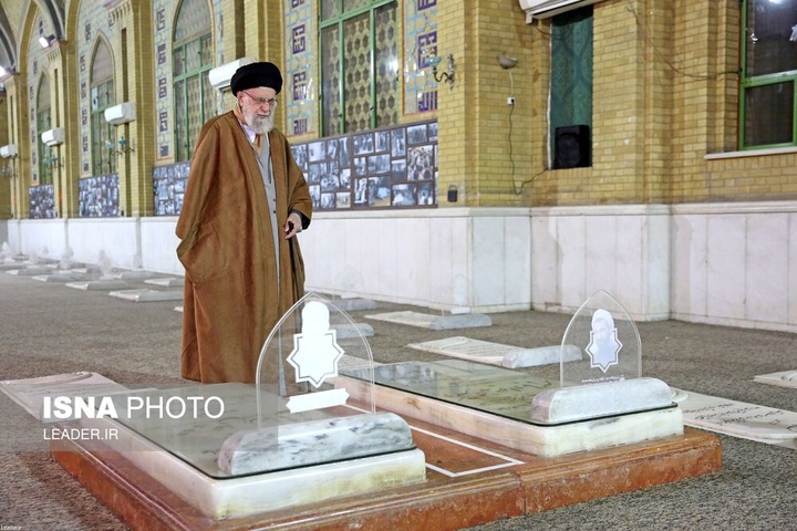 حضور رهبر انقلاب اسلامی در مرقد بنیانگذار جمهوری اسلامی ایران و مزار شهدا