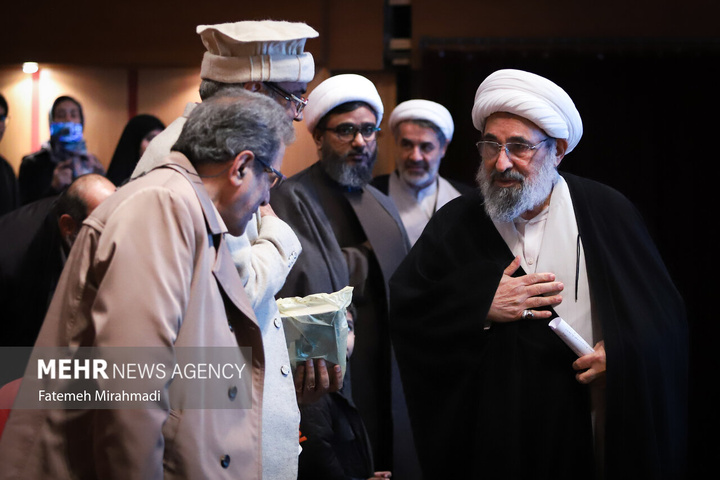 آیین رونمایی از کتاب «سفیر نور»