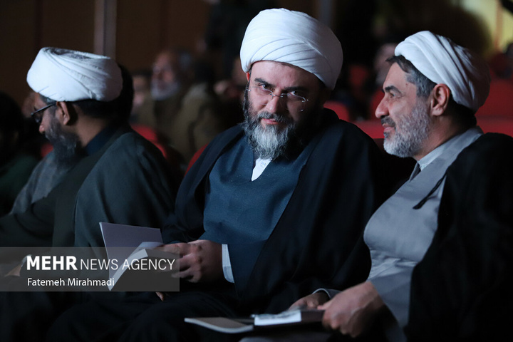آیین رونمایی از کتاب «سفیر نور»