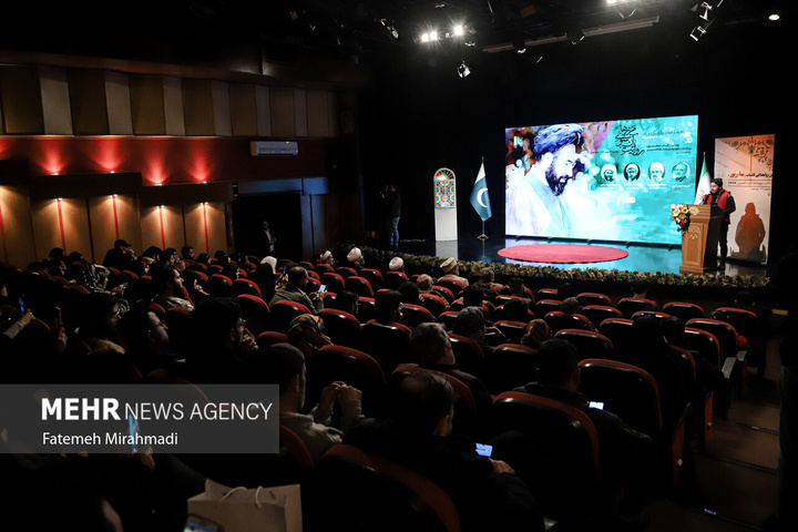 آیین رونمایی از کتاب «سفیر نور»