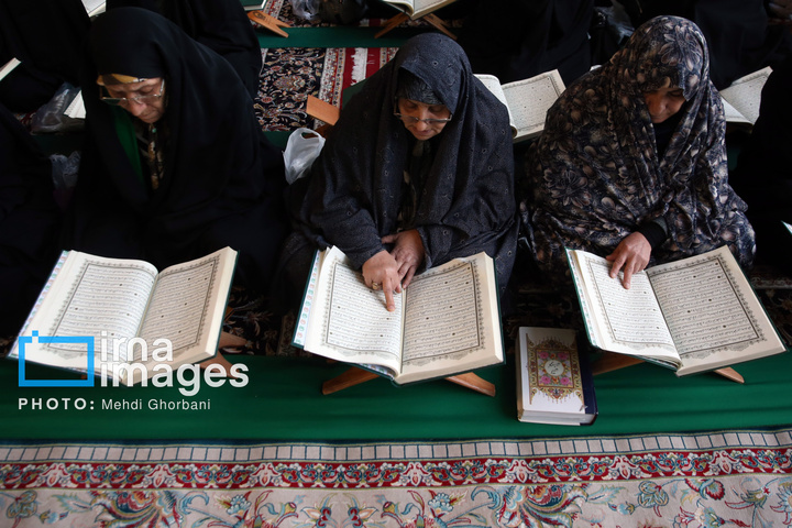 جزء خوانی قرآن در حرم امام رضا علیه‌السلام