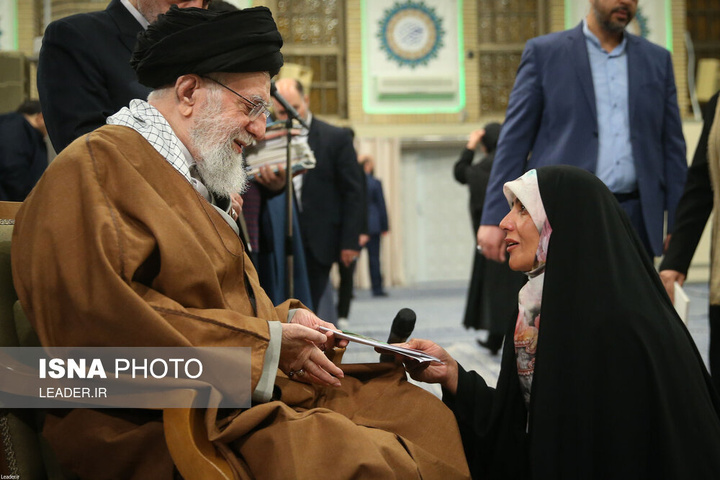 دیدار جمعی از شاعران و اهالی فرهنگ و ادب فارسی با رهبر انقلاب