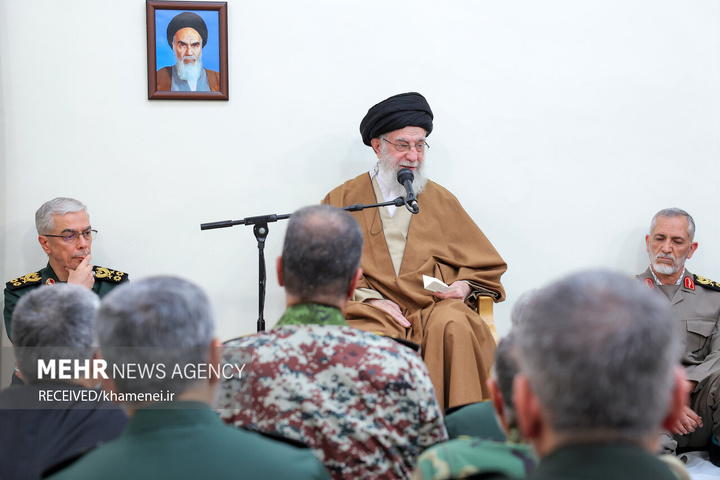 دیدار جمعی از فرماندهان نیروهای مسلح با فرمانده معظم کل قوا
