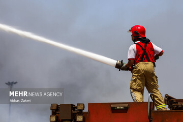 تلاش بی‌وقفه آتش‌نشانان در بندر شهید رجایی