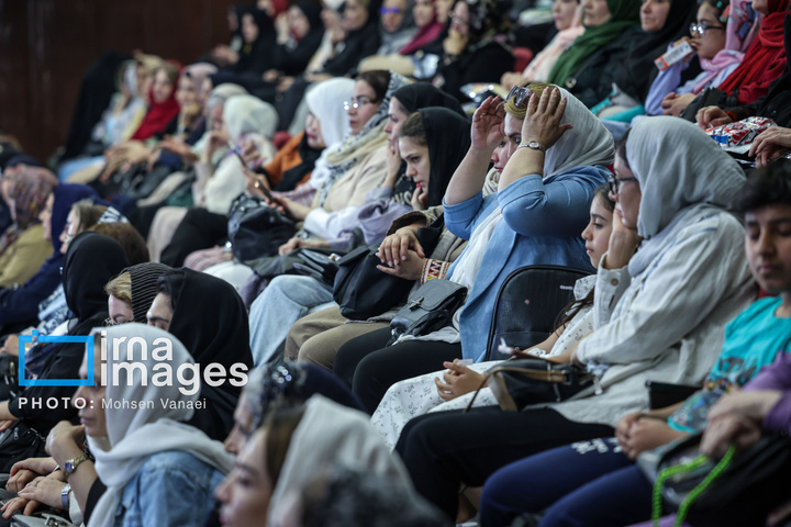 مراسم تجلیل از زنان کارگر نمونه