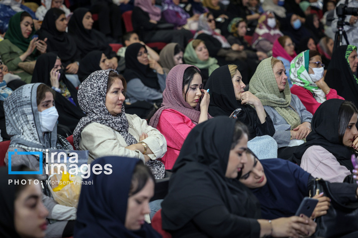 مراسم تجلیل از زنان کارگر نمونه