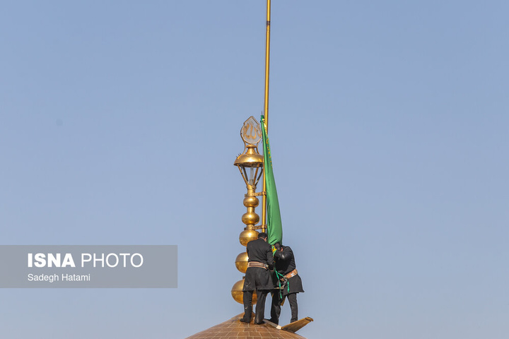 آیین تعویض پرچم گنبد حرم مطهر رضوی