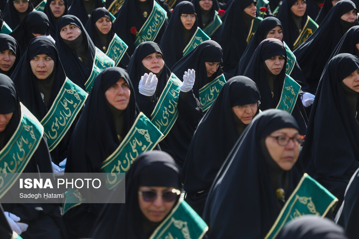 آیین تعویض پرچم گنبد حرم مطهر رضوی