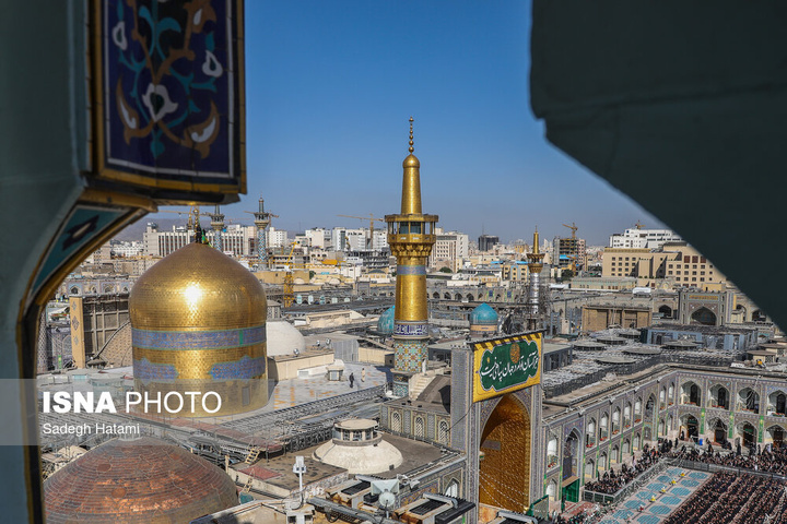 آیین تعویض پرچم گنبد حرم مطهر رضوی