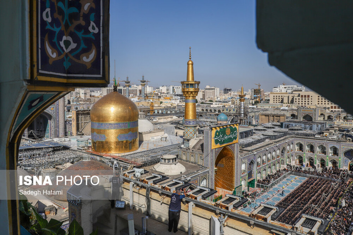 آیین تعویض پرچم گنبد حرم مطهر رضوی