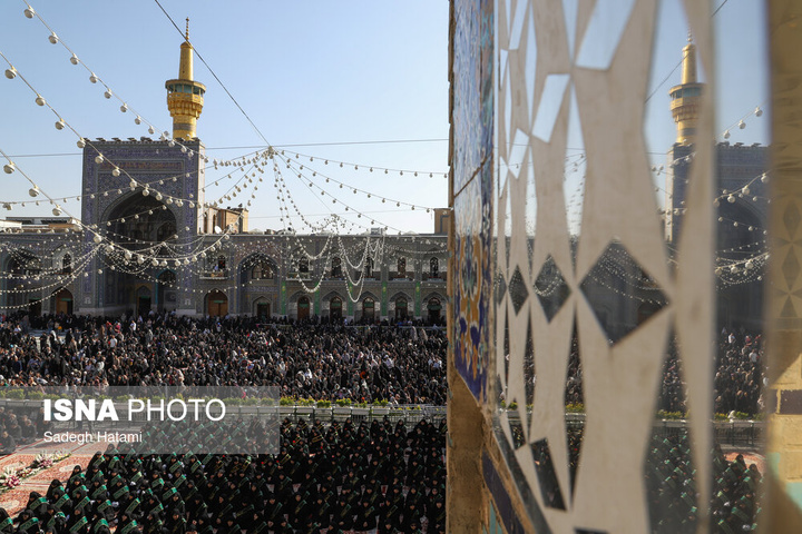 آیین تعویض پرچم گنبد حرم مطهر رضوی
