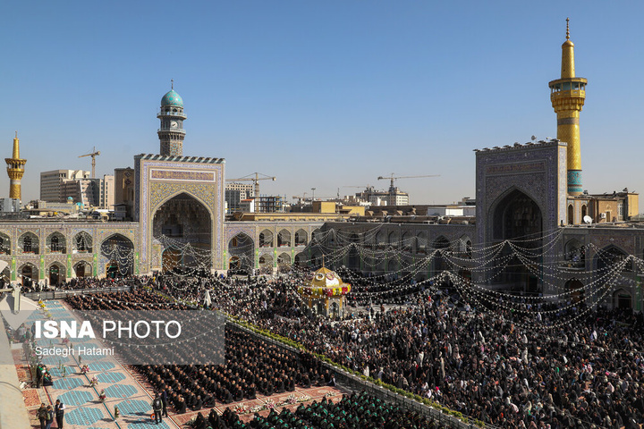 آیین تعویض پرچم گنبد حرم مطهر رضوی
