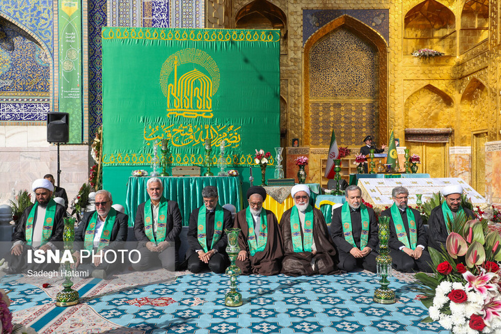 آیین تعویض پرچم گنبد حرم مطهر رضوی