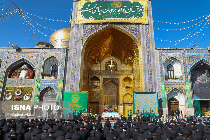 آیین تعویض پرچم گنبد حرم مطهر رضوی