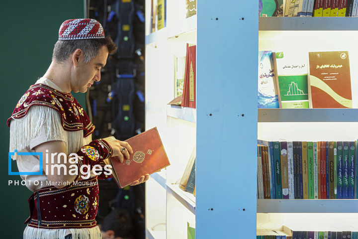 سی و ششمین نمایشگاه کتاب تهران - روز دوم