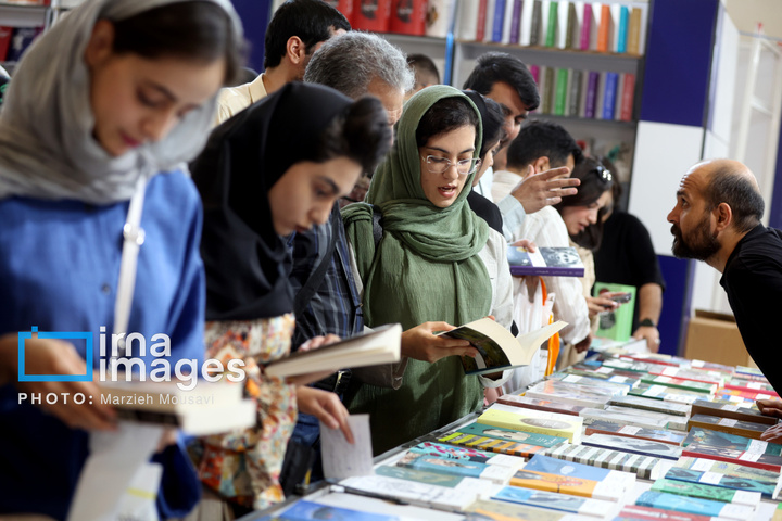 سی و ششمین نمایشگاه کتاب تهران - روز دوم