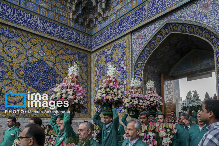 تعویض گل‌های ضریح امام رضا علیه‌السلام