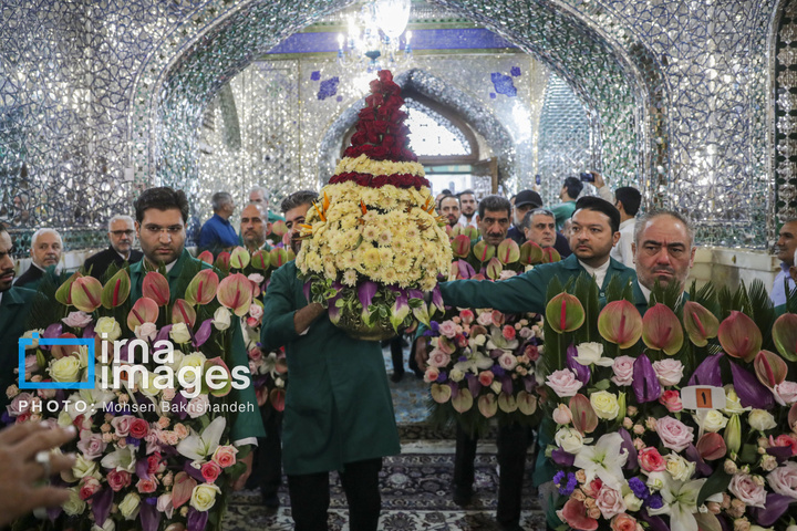 تعویض گل‌های ضریح امام رضا علیه‌السلام