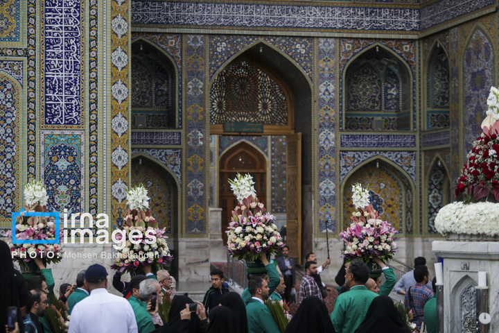تعویض گل‌های ضریح امام رضا علیه‌السلام
