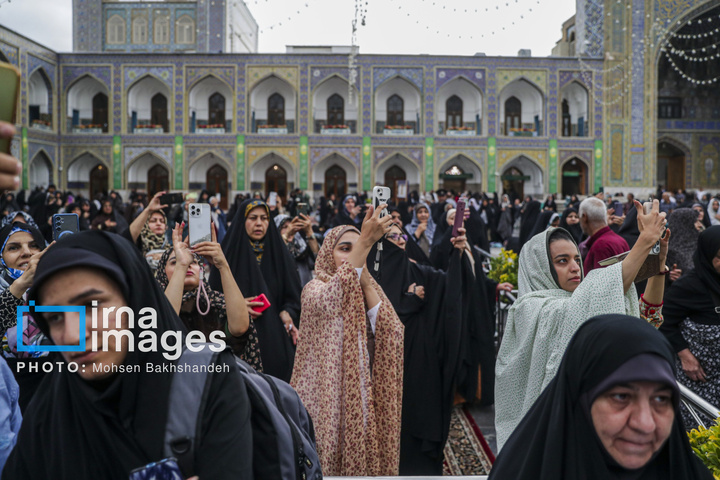 تعویض گل‌های ضریح امام رضا علیه‌السلام