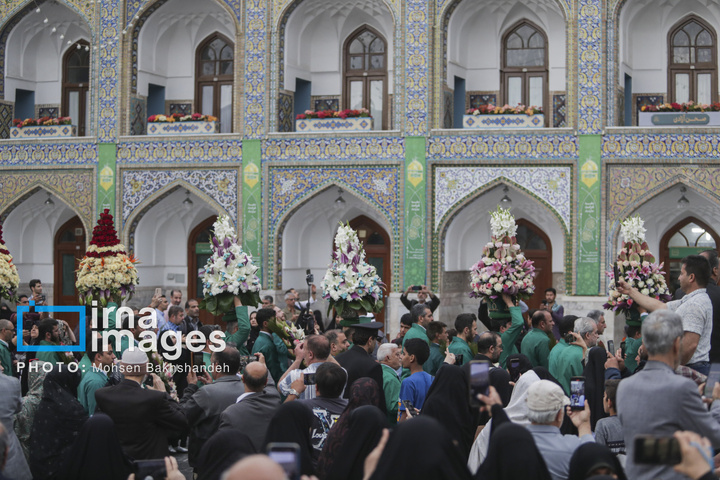 تعویض گل‌های ضریح امام رضا علیه‌السلام