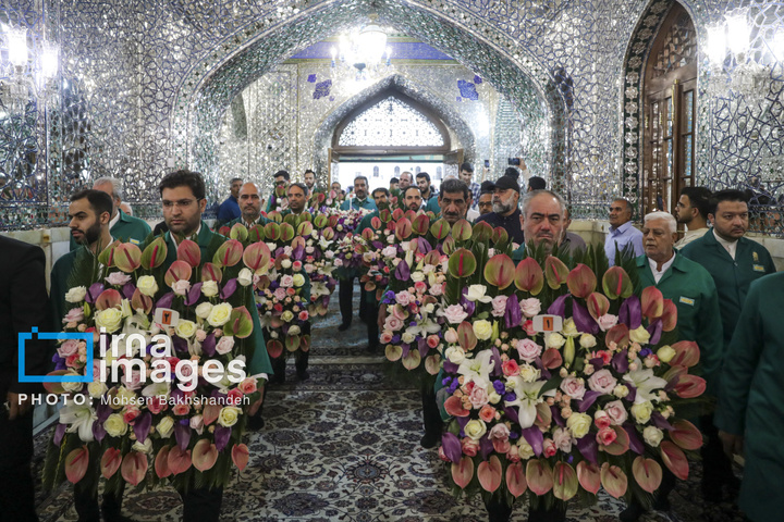 تعویض گل‌های ضریح امام رضا علیه‌السلام