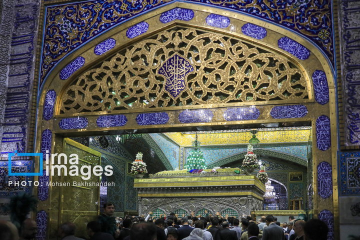 تعویض گل‌های ضریح امام رضا علیه‌السلام