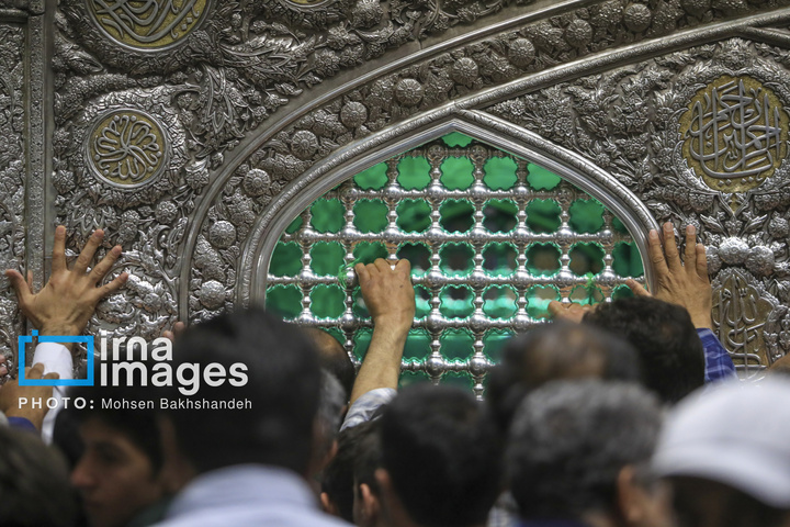 تعویض گل‌های ضریح امام رضا علیه‌السلام
