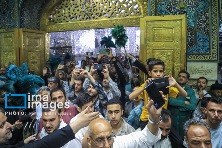 تعویض گل‌های ضریح امام رضا علیه‌السلام