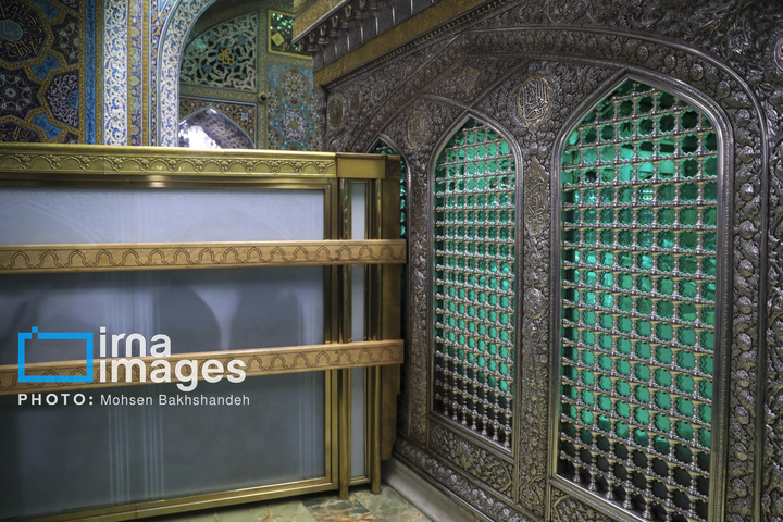 تعویض گل‌های ضریح امام رضا علیه‌السلام