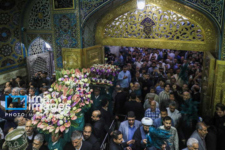تعویض گل‌های ضریح امام رضا علیه‌السلام