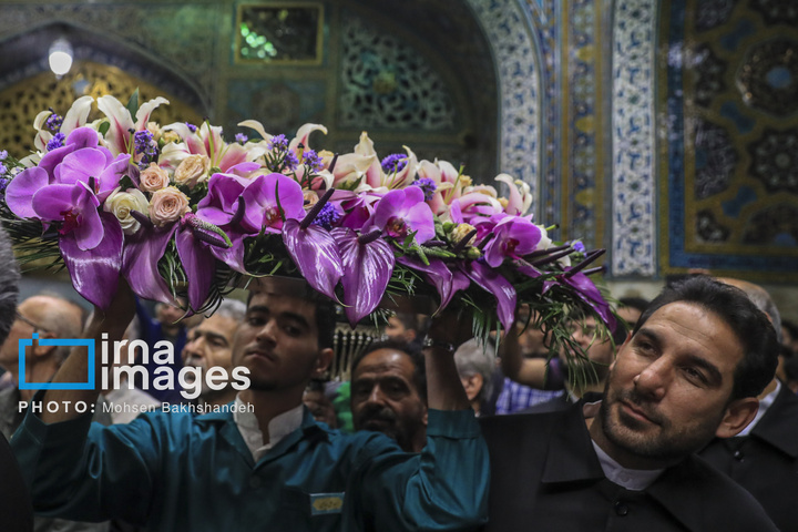 تعویض گل‌های ضریح امام رضا علیه‌السلام