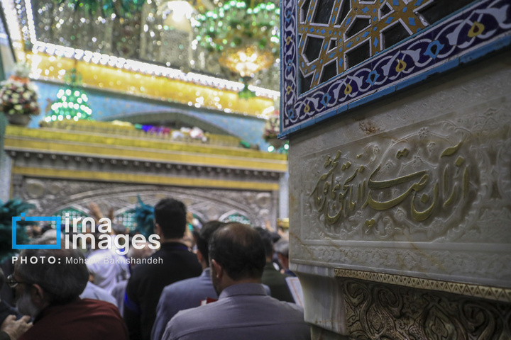 تعویض گل‌های ضریح امام رضا علیه‌السلام