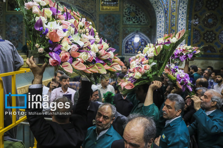 تعویض گل‌های ضریح امام رضا علیه‌السلام