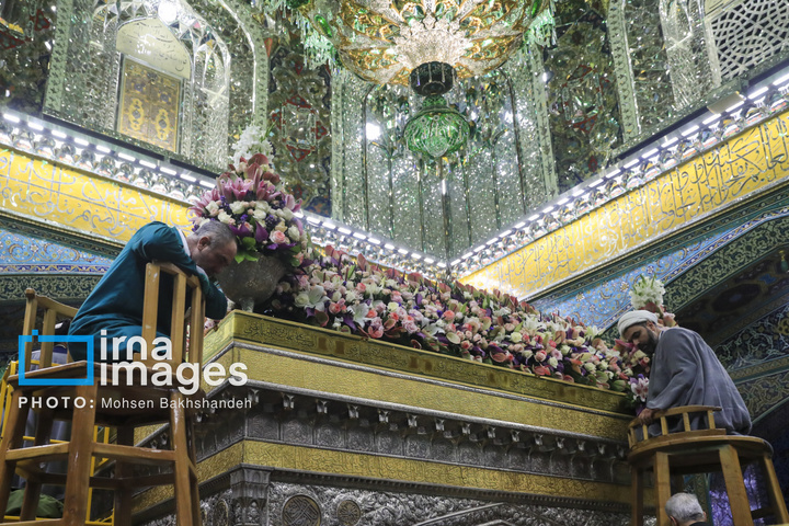 تعویض گل‌های ضریح امام رضا علیه‌السلام