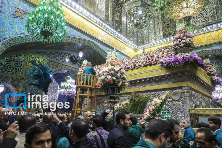 تعویض گل‌های ضریح امام رضا علیه‌السلام