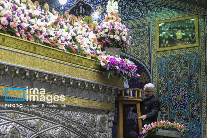 تعویض گل‌های ضریح امام رضا علیه‌السلام