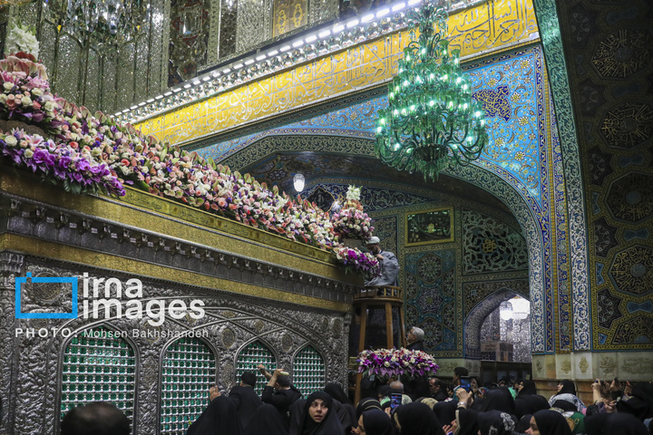 تعویض گل‌های ضریح امام رضا علیه‌السلام