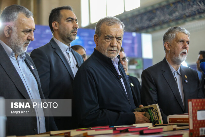 بازدید رئیس‌جمهور از نمایشگاه بین‌المللی کتاب تهران