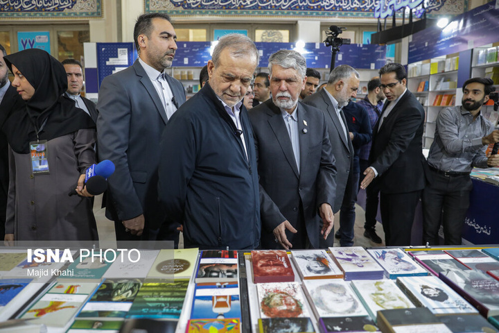 بازدید رئیس‌جمهور از نمایشگاه بین‌المللی کتاب تهران