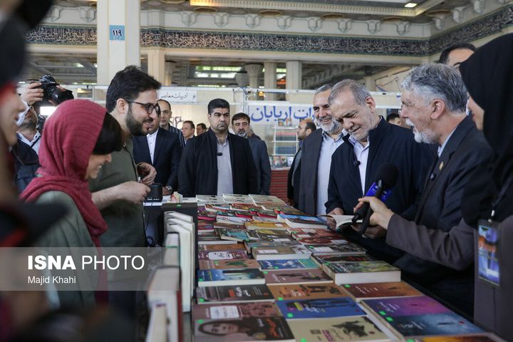 بازدید رئیس‌جمهور از نمایشگاه بین‌المللی کتاب تهران