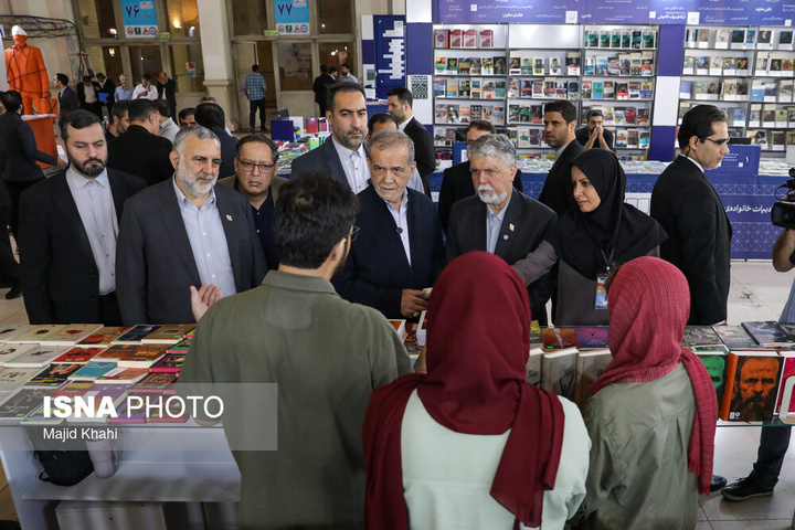 بازدید رئیس‌جمهور از نمایشگاه بین‌المللی کتاب تهران