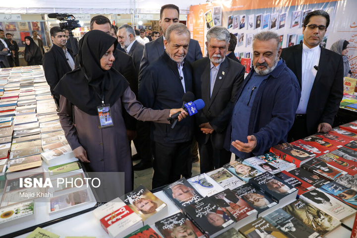 بازدید رئیس‌جمهور از نمایشگاه بین‌المللی کتاب تهران