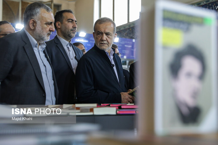 بازدید رئیس‌جمهور از نمایشگاه بین‌المللی کتاب تهران