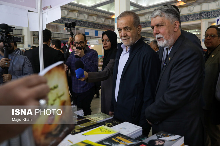 بازدید رئیس‌جمهور از نمایشگاه بین‌المللی کتاب تهران