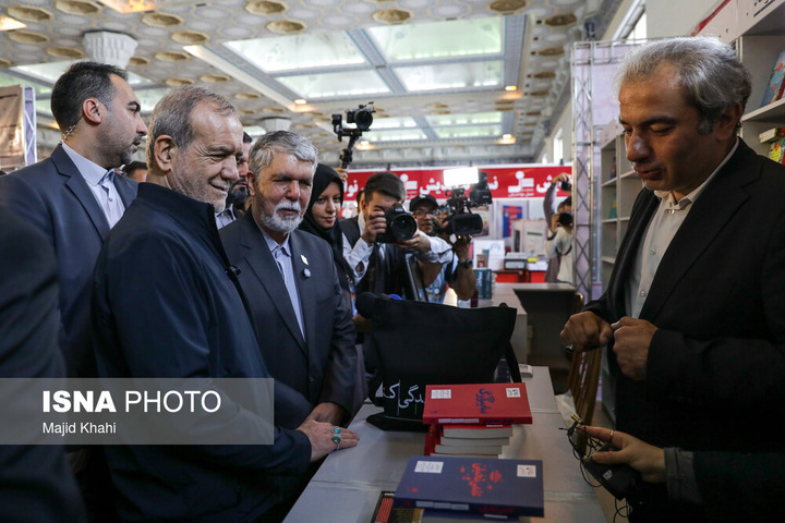 بازدید رئیس‌جمهور از نمایشگاه بین‌المللی کتاب تهران